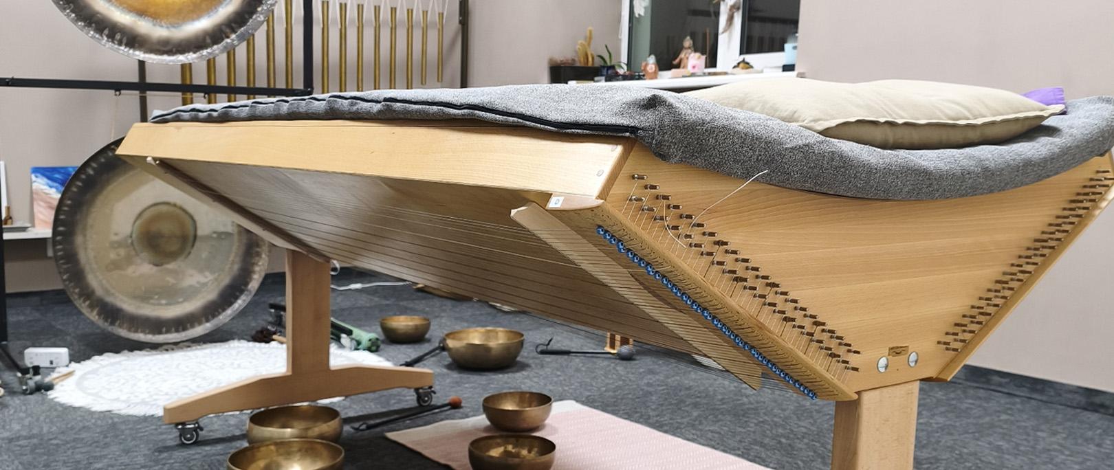 Garso terapija Gongu terapija 1 Garso masažas vibroakustiniu monochordo stalu ir terapiniais instrumentais